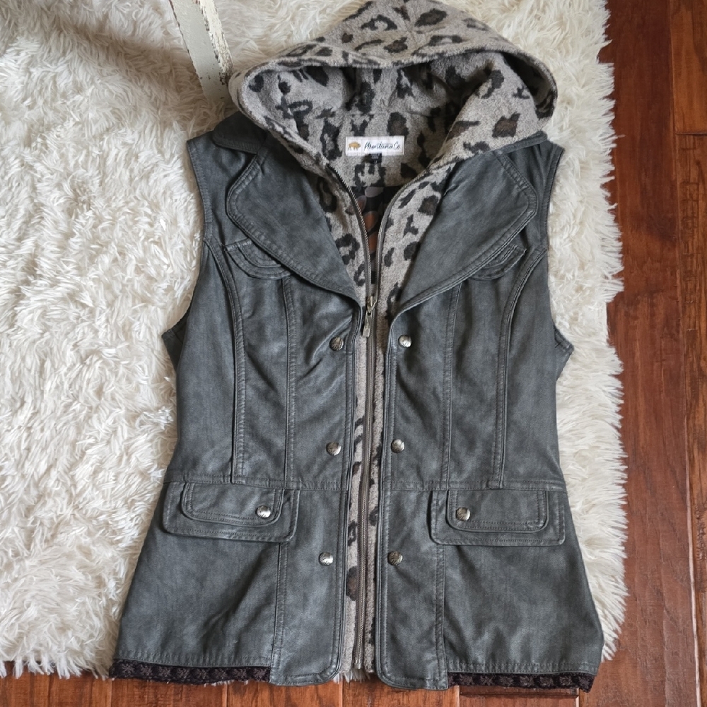 Stylish Gray Vest with Animal Print Lining